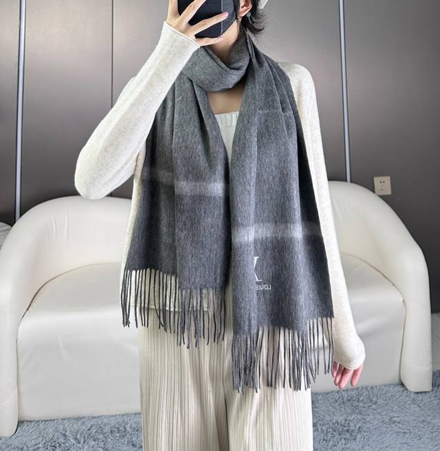 Lv 年怒赞爆推的时尚单品，温柔配色，超级迷恋气质低调恬静又不失优雅 重点推荐一秒心动啊！！！高级，奢华！永恒！不是那种过眼云烟的款式！！！最大化提升的衣品！经