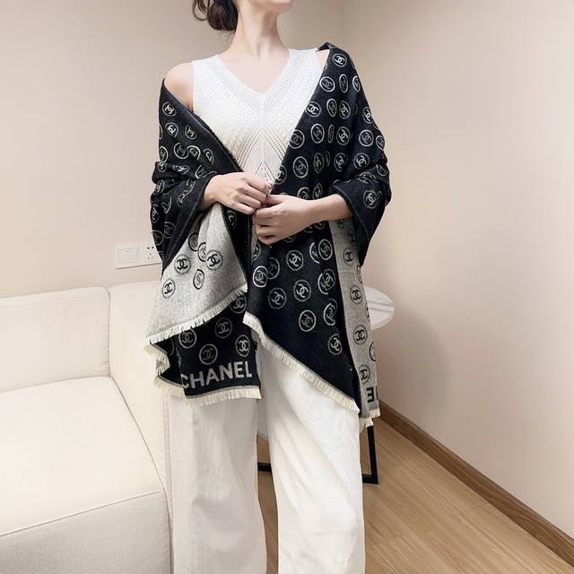 Hanel珍藏版 遇见不要错过。供海外专柜私货。巨流弊美飞了要♀心尖上的美物 Chanel奶奶家的羊绒工坊出品，算得上是艺术品！双面双色，双C点缀整条围巾，可披