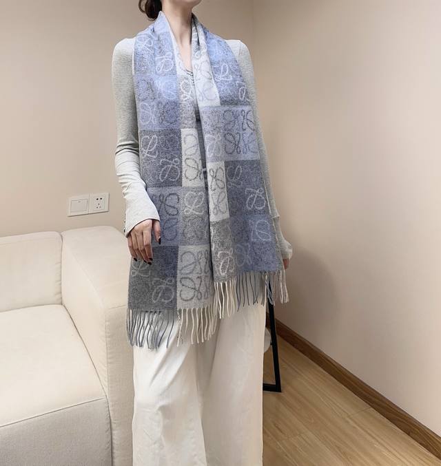 原单品质 性价比超高 最爆款！双面棋格围巾 三色 Size：180X40Cm 90%羊毛10%羊绒 专店缺货爆款 中性风 简约大气的标识提花 棋盘格渐变色卡 高