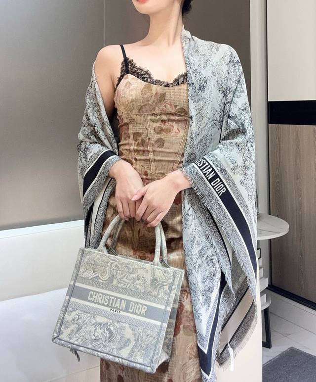 茹伊印花 茹伊印花是近两年又一标志性元素～ 多种动物以及植物为主的设计不分年龄不显老气_十分活力青春～ 53%羊毛31%桑蚕丝16%棉 140*140Cm的常规