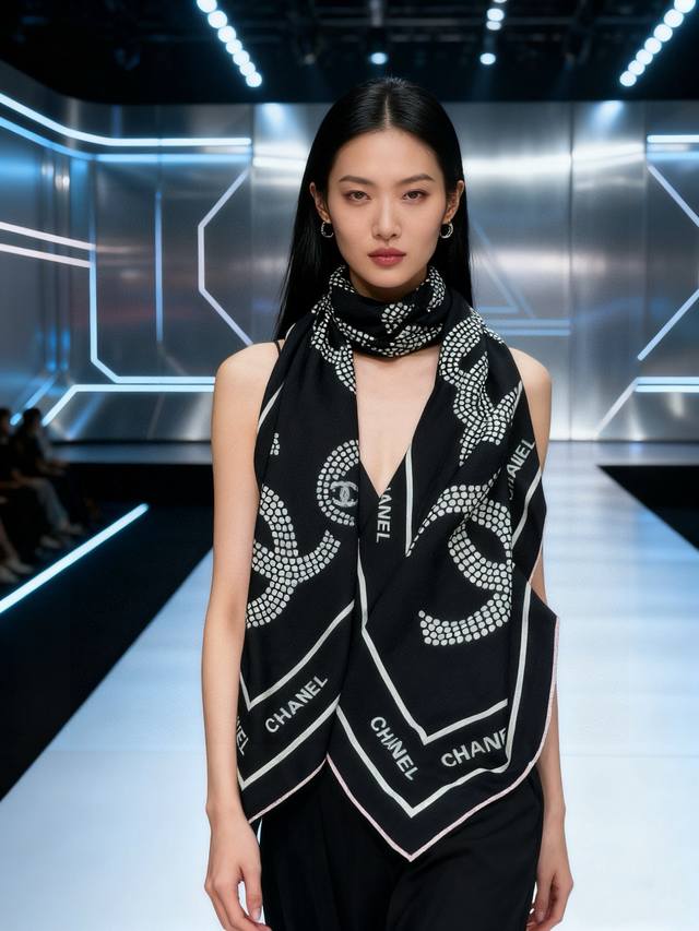 Chanel ~25p 140顶级双面丝绒披肩 香家Logo与字母的完美碰撞设计 底部还有隐隐约约的双C小Logo 完美的设计带点小心机 女神必入款 尺寸：13