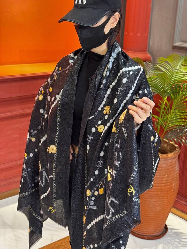 Chanel ~25秋冬新品～“珠光宝气” 会发光发亮的围巾 这款经典单品展现强大而迷人的女性魅力精髓。诠释无限的情感和自由，以别样方式书写个性叙事。 尺寸：1
