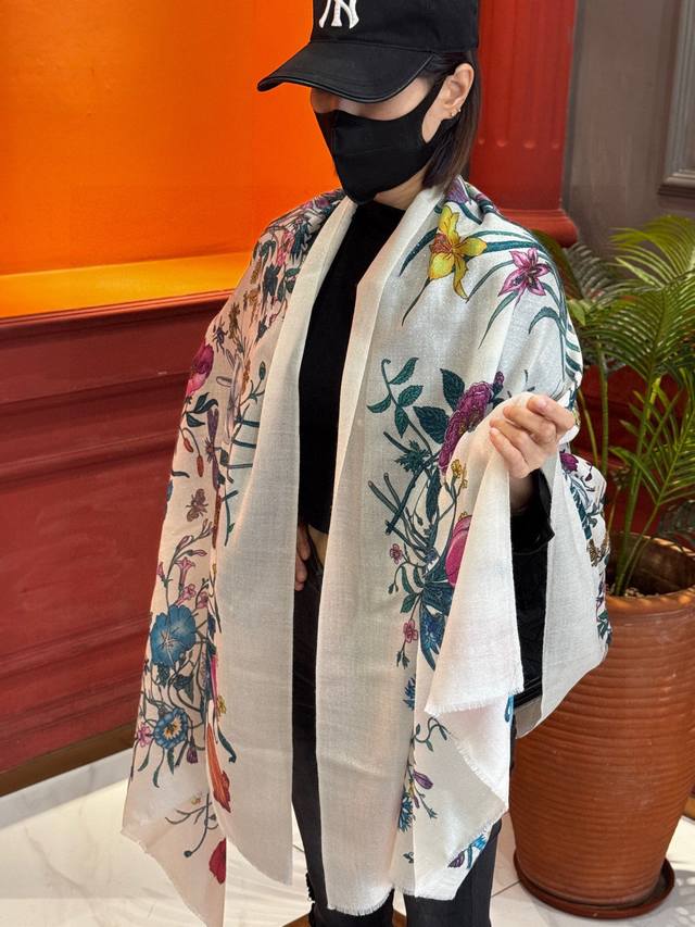 会发光发亮的围巾羊绒新款 速度下手一定要快G家新款 花卉长巾 ，高端 大爱 货极少 现在用极好真心美的让人非常非常心动 上身效果简直美翻了 品质非常完美 整个围