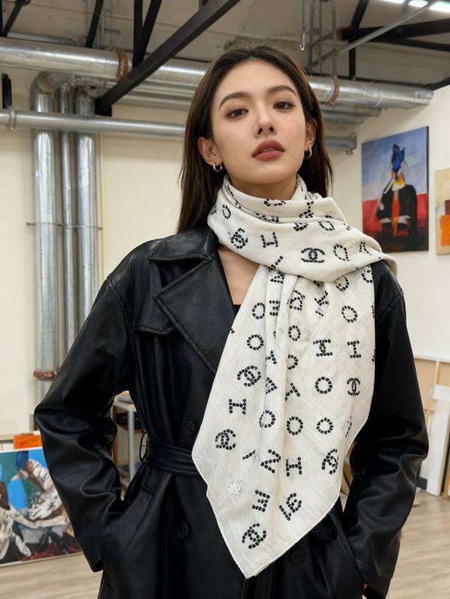 Chanel-丝绒双面方巾 140双面同色 出道即巅峰火爆到一条难求 高级感十足的字母Cc，和一切经典元素争锋的独一份这是本年度最美的披肩没有之一，设计感绝对的
