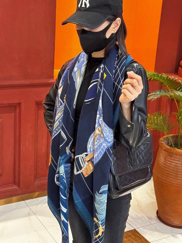 鞍上世界”140丝绒方巾双面同色 手工卷边丝绒方巾 30%真丝70%羊绒 这款披肩的经典单品展现强大而迷人的女性魅力精髓。此140丝绒方巾推陈出新，诠释无限的情