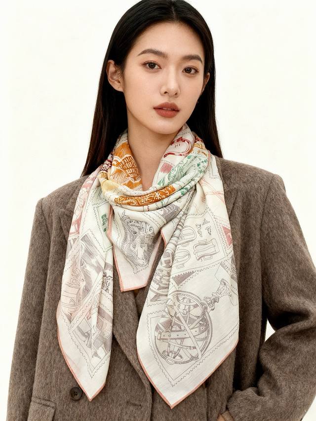 2025年秋冬抢先 上新 双面同色丝绒 绒方巾 手工卷边山羊绒和真丝混纺披肩 70%山羊绒，30%桑蚕丝 这款披肩采用经典山羊绒和真丝混纺面料，柔软轻盈，佩戴方