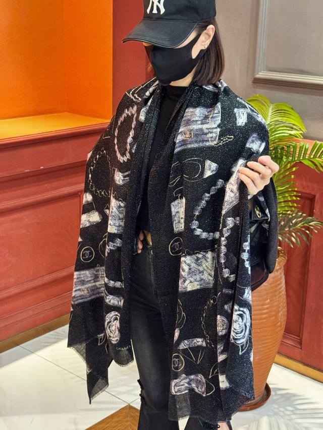 会发光发亮的围巾 新款客供银线羊绒面料长巾 美翻了[流泪] 小香徽标银线长巾 御用殿堂级极新款专柜在售 纯羊绒银线独特设计风格加上富有香家经典Logo图案印花
