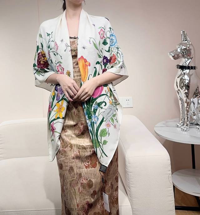 新 Gucci双面同色花卉羊绒围巾~超级抬气色！高级女人味！ 羊绒围巾也能这么美！！！Gucci这款双面花卉羊绒围巾真的好高级！招牌的花卉花色搭配服饰很显品味！