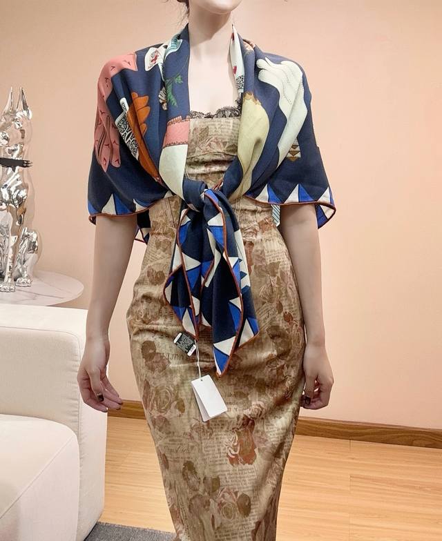 上新！“手套时光”140双面丝毛披肩 手工卷边丝毛方巾 30%桑蚕丝70%羊毛 这款经典单品展现强大而迷人的女性魅力精髓。此140方巾推陈出新，诠释无限的情感和