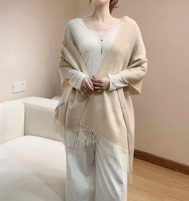 Cocah 蔻驰新款大C字母 专柜都在抢货的节奏 。Coach经典C字母太好看了吧！不仅有颜值还有品质，97%羊毛+3%羊绒，手感超级软糯和舒服，尺寸195×5