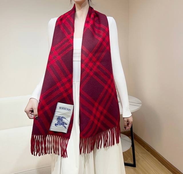 2026怒推走量新款巴宝莉官网最新款 100%顶级双面山羊绒材质非常保暖 柔软亲肤，不扎脖经典巴宝莉格纹设计男女通用情侣款尺寸32*192Cm中性款男女各自选择