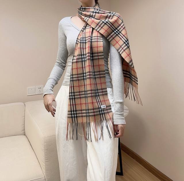 上新新年红提前来啦！王牌口碑Burberry经典羊绒格子围巾专柜最新品相，目前专柜都换上了新标经典中的经典.全品相其他什么F货都弱爆了，圈粉无数无数姐妹们怎么都