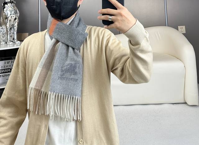 新款到！百分之百山羊绒！ 年巴宝利难得的高端男款，非常正的男士围巾~面料大爱，非常柔软细腻舒服大气简约，超级好看的男神配色，任何男生都会喜欢的款吧，经典战马Lo