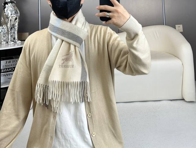 新款到！百分之百山羊绒！ 年巴宝利难得的高端男款，非常正的男士围巾~面料大爱，非常柔软细腻舒服大气简约，超级好看的男神配色，任何男生都会喜欢的款吧，经典战马Lo