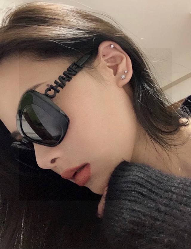 Chanel 香奈儿 大量现货放心上图 镂空5422 推荐这款佩戴起来具有型，超有气质的一款墨镜 镜腿Logo字母镶钻设计超抢眼效果 左右镜腿设计不同有特色