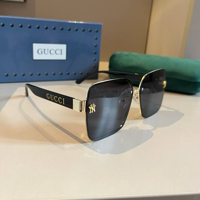 Gucci联名N Y 拿在手上也太轻巧了吧戴着好稳好舒服 减轻负担戴一天都不觉得累哎 阻隔紫外线 分可以保护眼睛 设计感很不错竟然特别显脸小 简直就是素颜神器