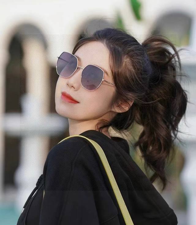 Chanel 香奈儿 新款尼龙偏光太眼镜，无框钻石 切边更有质感，大气女人范儿，大脸小脸都好看 ！型号：Ch7238