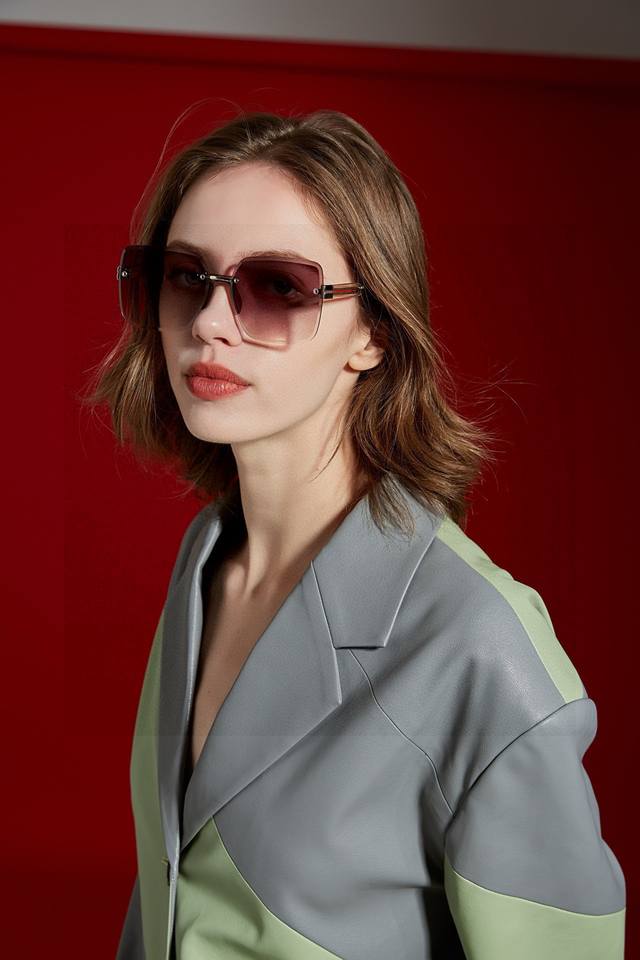 Gucc*新款太阳镜太漂亮的款,爆到断货。镜片采用尼龙材质,透光度清晰的同时又保护眼睛,镜框采用环保无磁不锈钢金属。镜腿铰链处开合采用专利弹弓技术,避免螺丝松滑