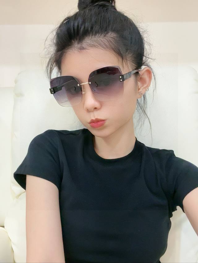 香奈儿 新款太阳镜太漂亮的款,爆到断货。镜片采用尼龙材质,透光度清晰的同时又保护眼睛,镜框采用环保无磁不锈钢金属。镜腿铰链处开合采用专利弹弓技术,避免螺丝松滑的