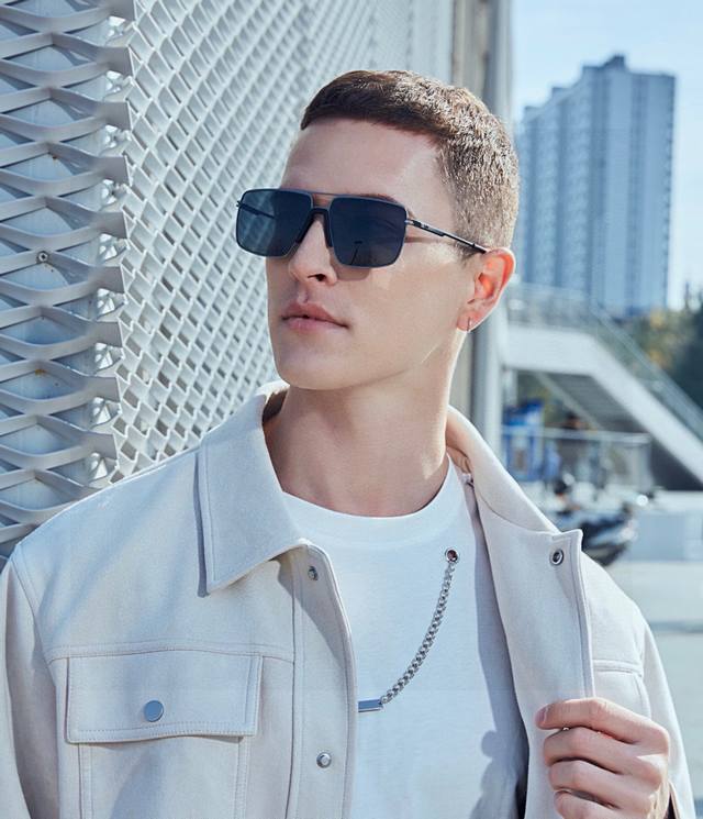 阿玛尼男款炫彩飞行员偏光太阳镜 材质：高清尼龙加厚卡槽高清偏光镜片 无边框镜架颜型号：A8233