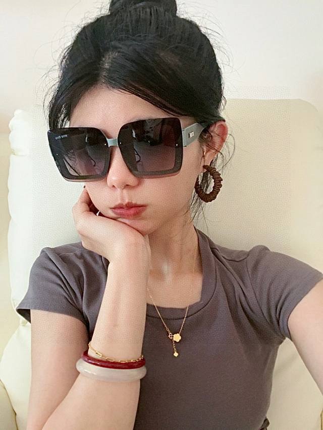 缪缪 Tr偏光太阳镜 2025开春新款 潮流爆款 时尚方框偏光太阳镜 高品质 佩戴舒适 网红潮款墨镜 女士高清偏光太阳镜 高品质Tr镜框 型号：Mm1220