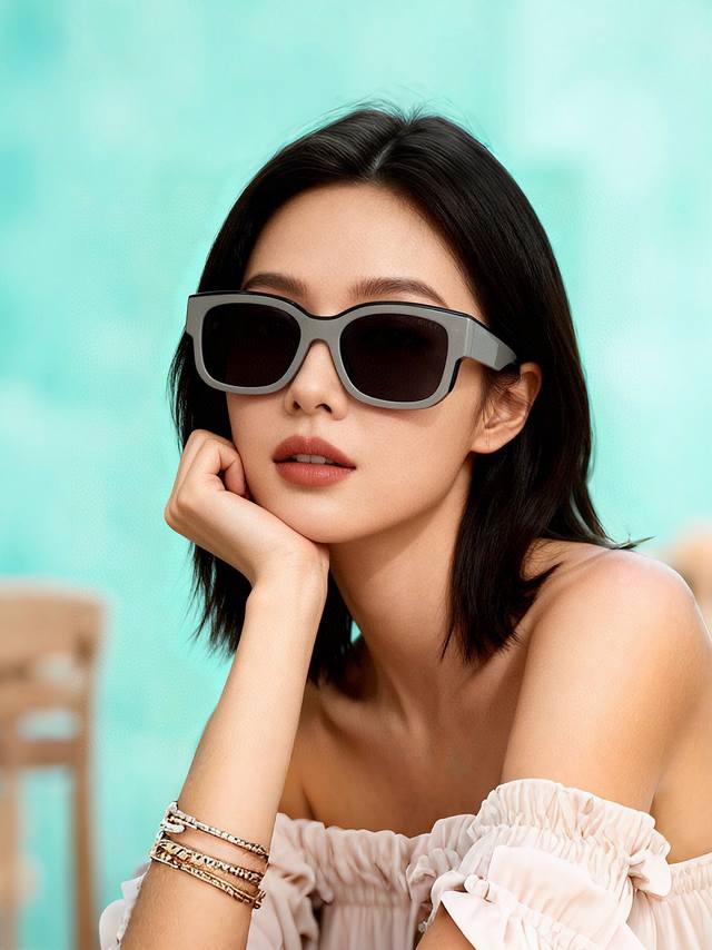 Gucci 经典的小框设计，不挑脸型，无论搭配大衣还是连衣裙都非常显气质尼龙偏光镜片预防紫外线 型号：G0110