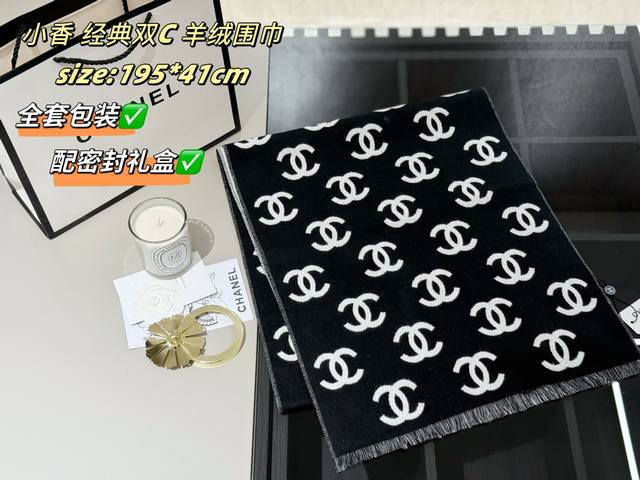 Chanel的黑白双面羊绒围巾 太可啦！ 经典的黑白双面 简约又高级 上身是真的好看 小香那味儿一下就来了 黑白也非常百搭 也很保暖 秋冬配各种毛茸茸的外套大衣