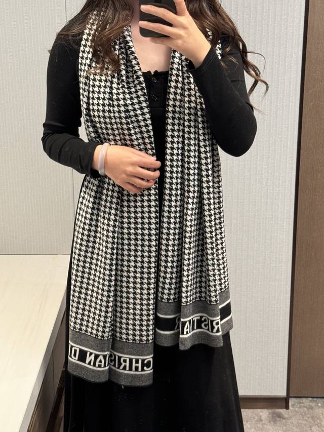 重工款Dior 30 Montaigne新款围巾，最高版本！超级火哦 双面针织方式，正反面都是精致的千鸟格。采用羊绒混纺织物精心制作。这样的一条非常耗羊绒原料，