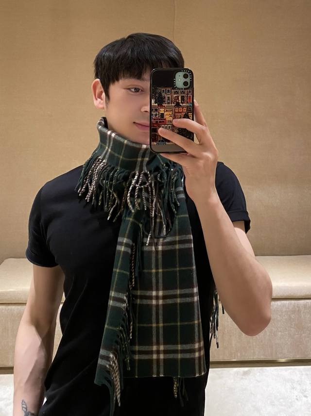 巴宝莉 B家蜈蚣巾 金靖同款新品到货！顶级羊绒毛，最新款男女通用情侣款重磅推荐 经典的格子，永不过时非常保暖柔软亲肤，不扎脖经典巴宝莉格纹设计太美了赶紧下手吧中