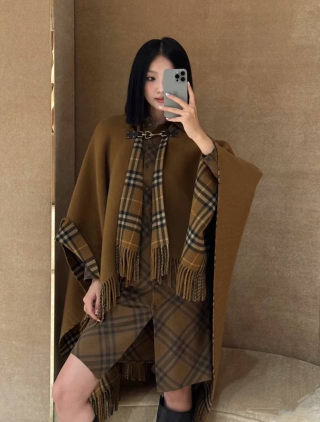 专柜官网同步发售！Burbery限量款羊毛斗篷披肩重磅！！满满的都是细节打造！！此款灵感源自品牌马术骑士，融入马术风格挂扣设计，是巴宝莉秋冬限量新款！添加标志性