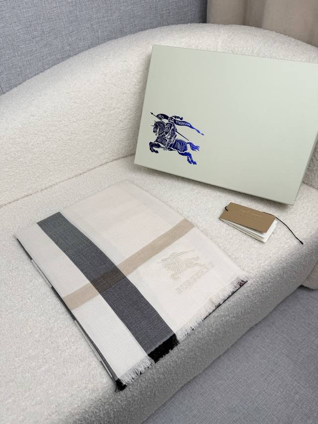 B家。 象牙砂白 永远的时髦Burberry经典格薄款钻石纹丝绒围巾~难得的经典格，这样的格子真的每年看都觉得好看，今年更是复古时髦风的代表丝绒的面料，加密钻石