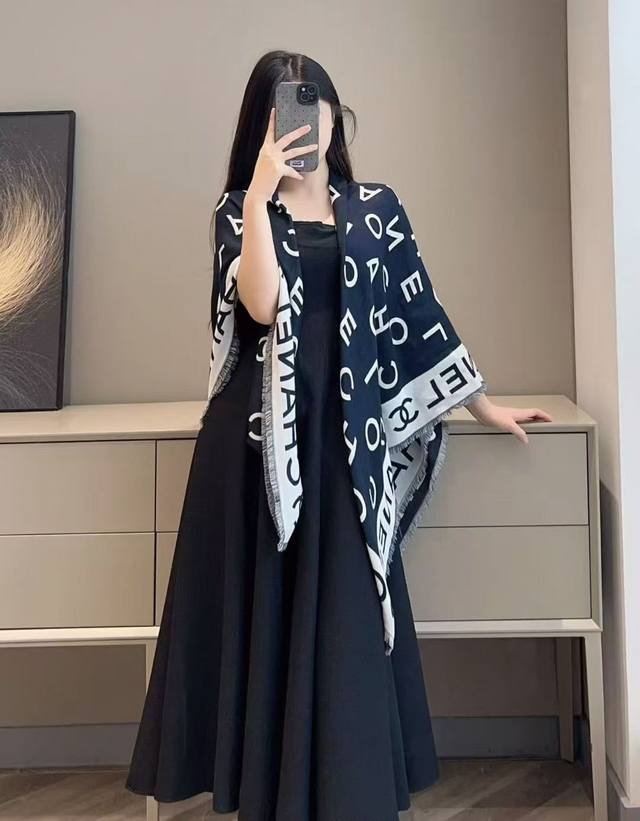 小香大字母双层提花 宝藏单品标志性设计，简洁字母Logo，混纺面料轻盈柔软，丝滑有坠感，四季皆宜，既保暖又不显厚重。双面可用， 对比色提花，经典大气搭配灵活。边