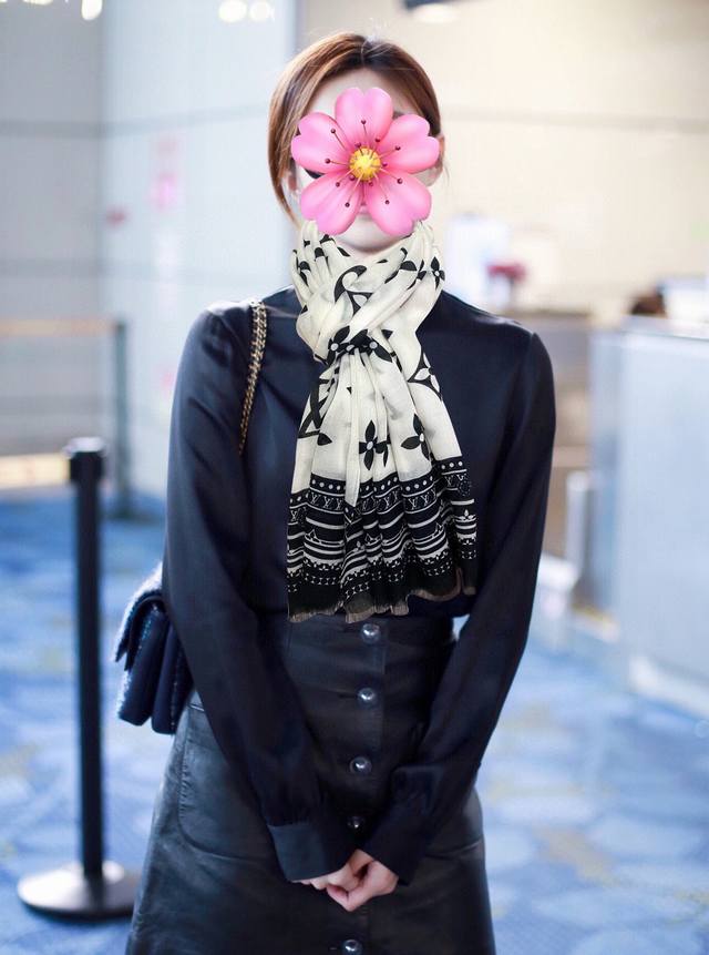 新品L最新款，2025高端大气上档次 羊绒长巾 实物真心美 披肩配以印花无论设计喷绘都是非常到位细节都可见整个围巾给人大牌气场的同时又非常精致高端Vip推荐绝对