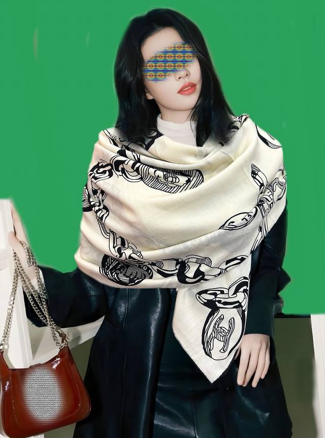 新款 香奈儿Zg同步 2025 双面同色 经典双C优雅Coco风 ~气质到骨子里 香奶奶新一季的面料超高级，真心超级柔软，丝丝顺滑 韧性很强 不容易被轻易勾丝！