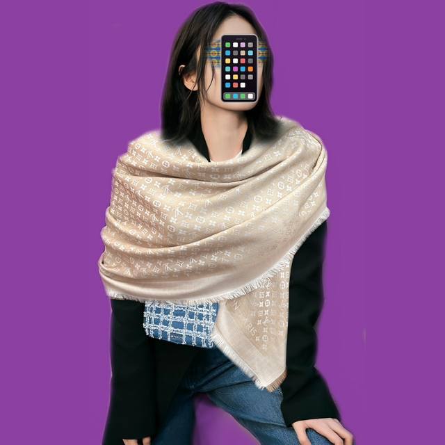 上新Lv老花图案这款披肩将真丝与羊毛相混搭质地柔软而温暖饰有不同色调Monogram图案饰有的字样经典而永不过时风格华贵典雅实用性和款式时尚性并重一直的品牌理念