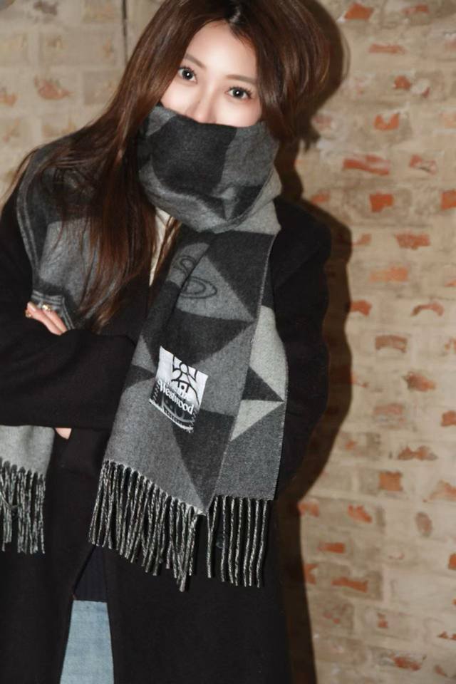 顶级品质英国朋克教母“西太后”最爱的土星从精神上，Vivenne Westwood才是最能代表英国人的时尚品牌.本季强推的一款产品.大“土星”Logo提花，土星