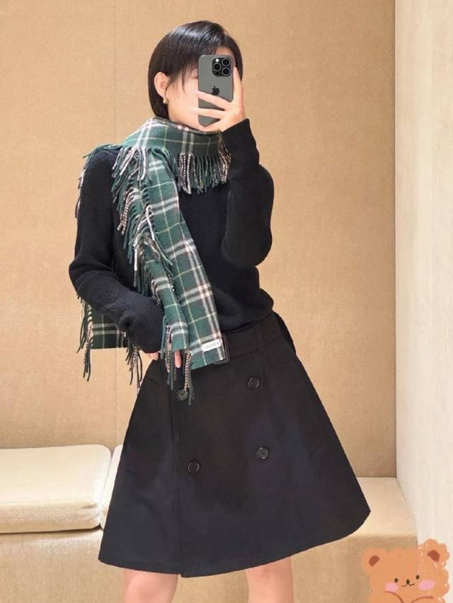 Burberry Happy格纹流苏围巾 羊绒围巾装饰精纺 Bur格纹。两边融入流苏装饰，灵感源自品牌典藏档案。面料在高地清泉水中浸泡涤荡，后采用起绒草拉绒工艺