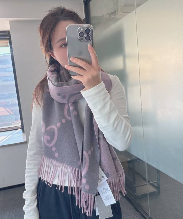 Gucci大G双面羊绒围巾 Size：45*200Cm 100%羊绒 G家难得纯羊绒出品！超洋气大G提花、两面配色：一条围巾双重搭配～男女同款、大披肩实用尺寸、
