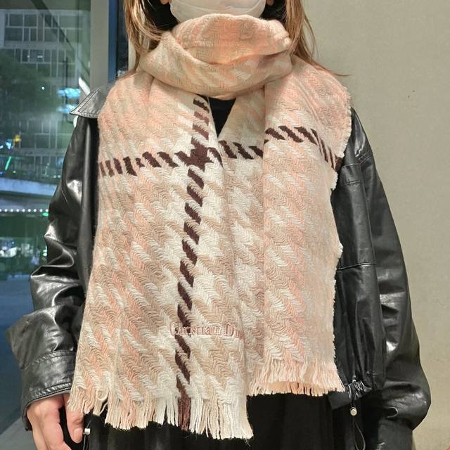 Dior 迪奥 爆款继续！明星同款新千鸟格围巾 ，经典配色永远不会过时，而且超百搭。超级好看！！果断自留！精致散须 率真不拘泥 适合各种造型 精妙绝伦 不多介绍