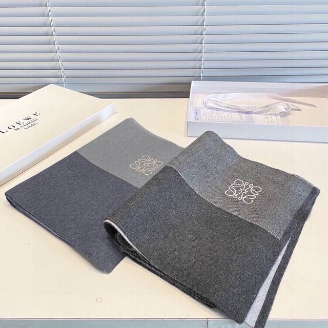 难得的高端男款，家属福利Loewe刺绣非常正的男士围巾~面料大爱，非常柔软细腻舒服大气简约，超级好看的男神配色，任何男生都会喜欢的款吧，小小Logo非常精致的点