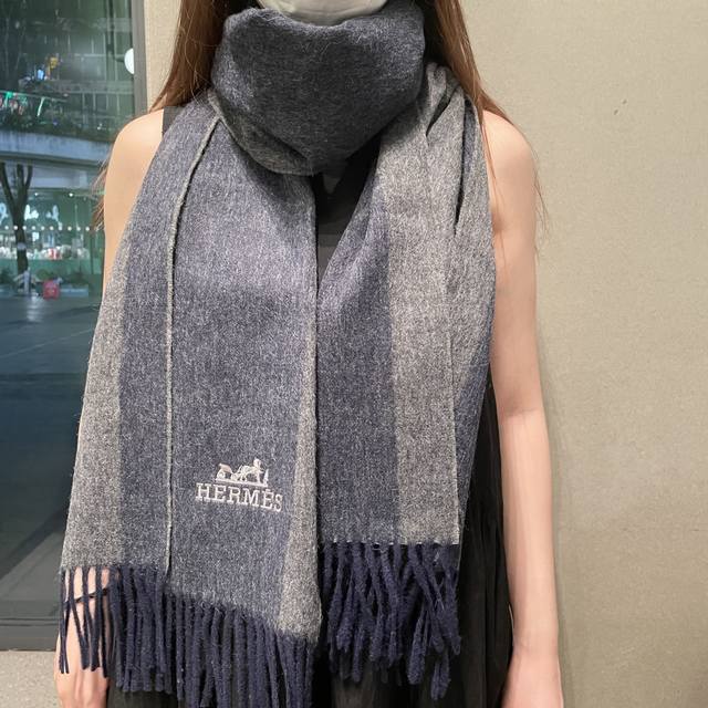 爆款推荐爱马仕好看到尖叫顶级山羊绒款非常赞的情侣款围巾此款是专柜限量款顶级苏格兰羊绒重磅打造独家实物拍摄高端品质全程展现，正反两用..非常有腔调足料打造非仿货所