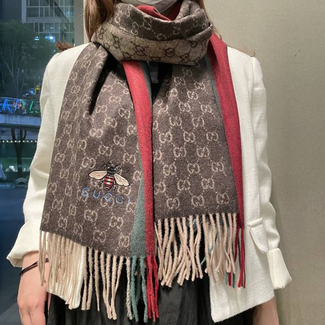 Gucci最新情侣款精选高原山羊绒打造今年秋冬最美的 拼色的条纹设计搭配时下最流行的小蜜蜂元素时尚百搭围巾整体沉稳大气可以当作情侣款实用哦无论男女都非常合适10