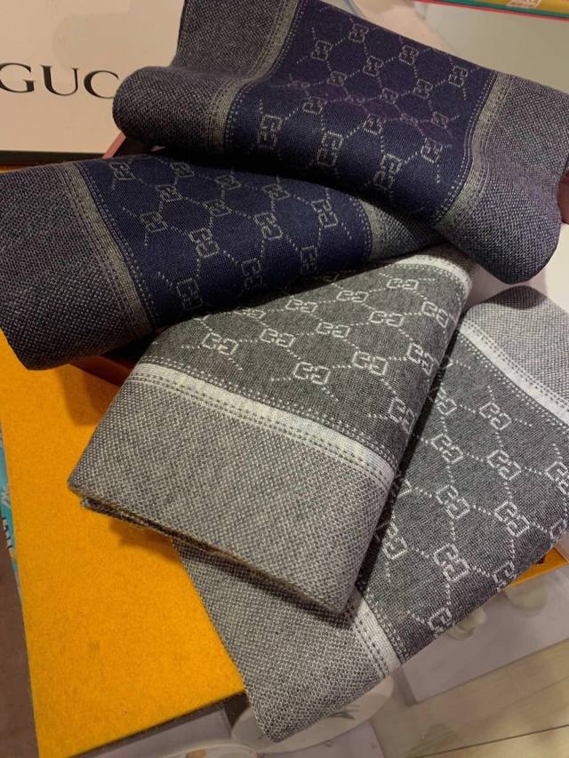 3个色 非常稳我们的男款围巾且买且珍惜~~男款真的很少，一年也就出几款，都是出口订单所以比较难遇。男人的东西讲究少而精，好看的男款一定要收！这款Gucci男士围