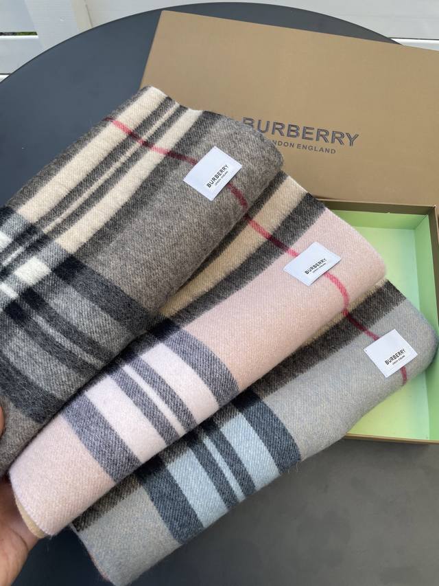 新款巴宝莉 格纹驼色拼接，B家羊绒拼色围巾奉上论男女都可用！ 错色搭配也是近年来的风潮 可供配套多种颜色服饰选择 一条围巾解决所有搭配问题 羊绒的柔软质地亲肤感