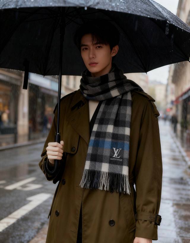 新款路易威登Lv羊绒方格子好看的要疯掉了太有型太有魅力了！！！非常斯文时尚的秋冬单品！真的很喜欢，非常Classical的男款设计。男人的东西少而精！！100%