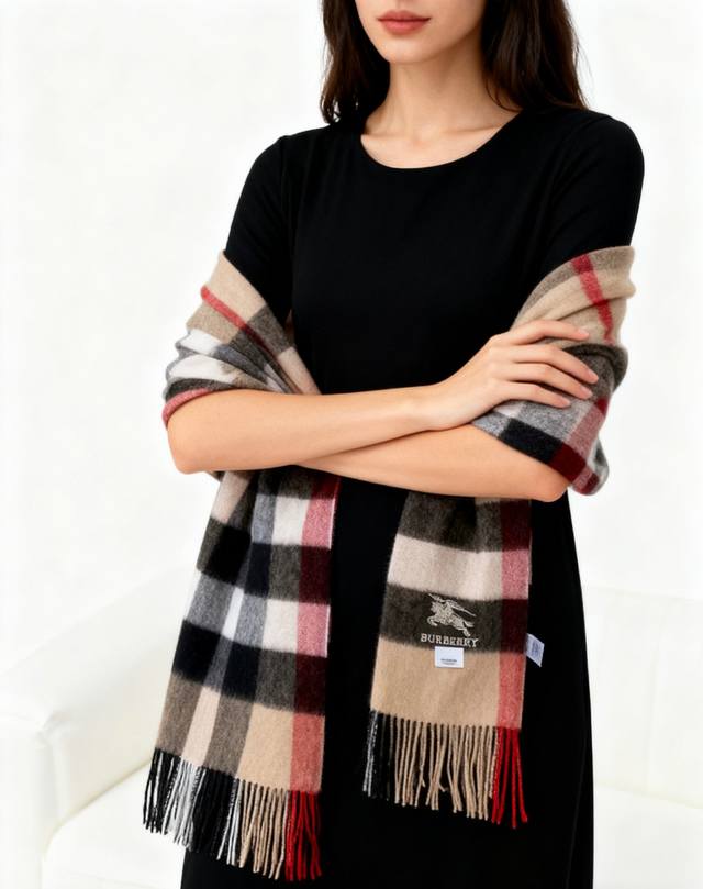 巴宝莉经典格子万年款，Bbr战马刺绣经典 大格披肩 品质手感好到不行100%羊羔绒高尖端产物绝对令人尖叫的品质时尚大牌的顶尖设计款..经典格子搭配时尚拼色是此款