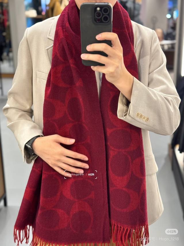 Coach经典 蔻驰围巾也太好看了吧！不仅有颜值还有品质，97%羊毛+3%羊绒，手感超级软糯和舒服，尺寸190×30Cm，整体宽度还可以，算是个小披肩。正反面做