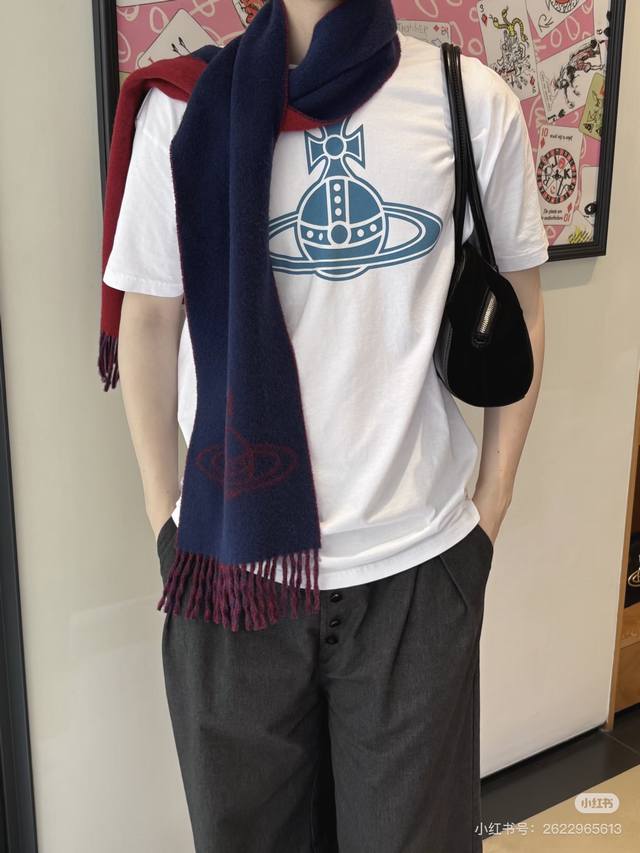 英国朋克教母“西太后Vivienne Westwood”最爱的土星从精神上，Vivenne Westwood才是最能代表英国人的时尚品牌.本季强推的一款产品.大