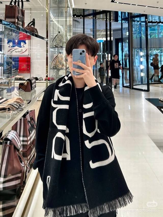 特批： 细节图来咯Bur新款双色双面徽标羊绒围巾，徽章应花系列男女通用款，大气简单 双面的设计一条等于两条，双面不透色，秋冬费时费力 工艺复杂 全新焕彩Logo