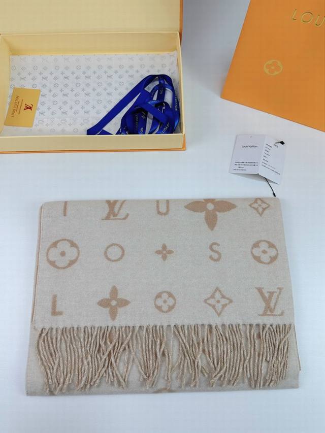 特批： Reykjavik 2.0 围巾为柔软山羊绒标注 Monogram 花卉和 Lv 字母，其间点缀品牌名称的单一字母，以摩登风姿焕新经典。加长设计适宜环绕